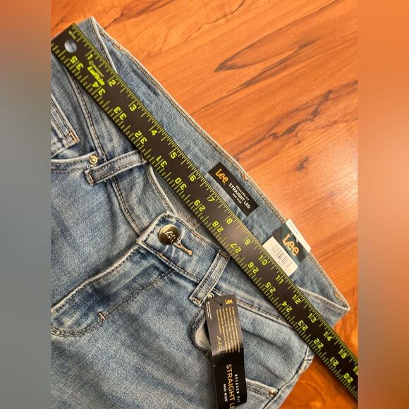 Lee Women's Classic Blue Straight Leg Mid Rise Jeans NWT size 4 - Picture 8 of 12